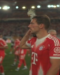 世界杯预选赛下注平台-成传统了🤣格雷茨卡肩扛鹦鹉饰品，庆祝德超杯夺冠