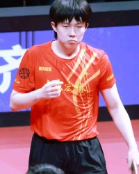 国乒新大哥！王楚钦鼓励19岁小将，摸头杀+称赞：给我制造挺多困难